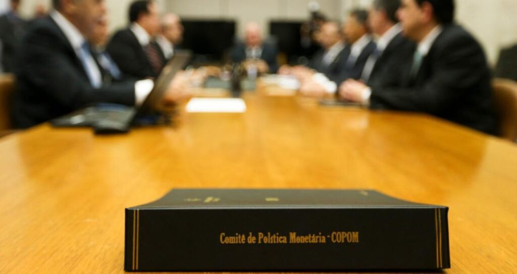 Diretor do BC afirma que ciclo de aperto da Selic não terminou e que próximos passos serão menores