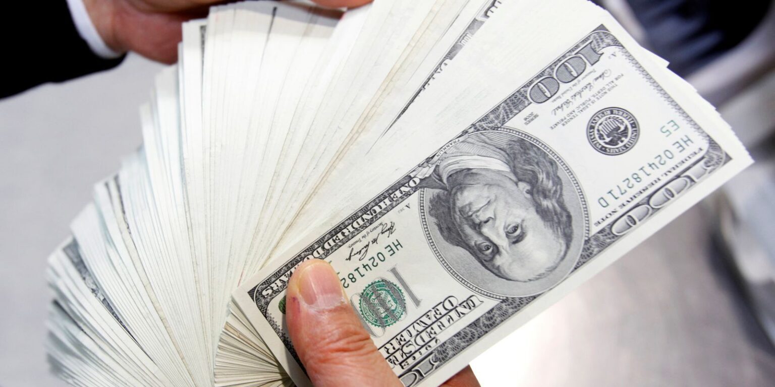 Dólar despenca após tarifas de Trump e alcança menor cotação em seis meses Dólar despenca após tarifas de Trump e alcança menor cotação em seis meses