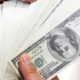 Dólar Encerra o Dia Abaixo de R$ 5,70 Após Anúncio de Tarifas por Trump 3 Dólar despenca após tarifas de Trump e alcança menor cotação em seis meses