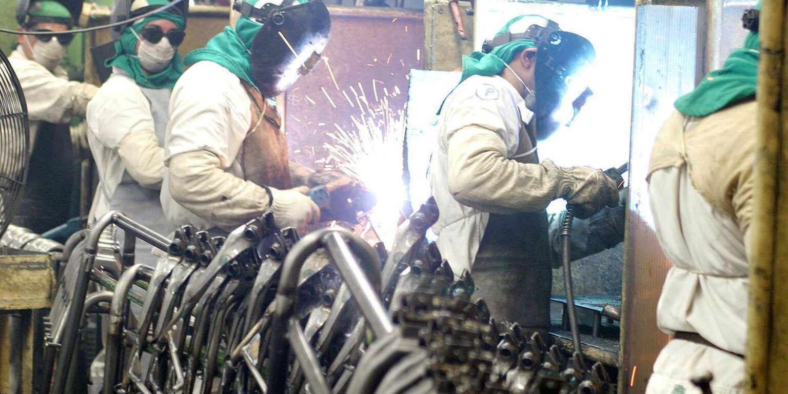 Queda de 0,1% na Indústria em Fevereiro Marca o Quinto Mês Consecutivo Sem Crescimento Queda de 0,1% na Indústria em Fevereiro Marca o Quinto Mês Consecutivo Sem Crescimento