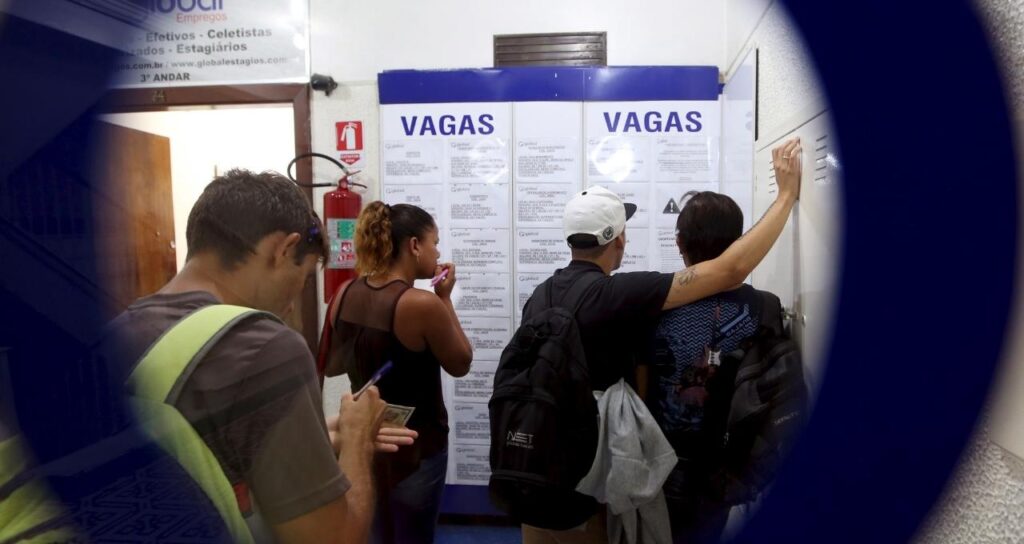 Taxa de Desemprego no Brasil Cai e Atinge Recorde de Carteiras Assinadas no Trimestre até Abril