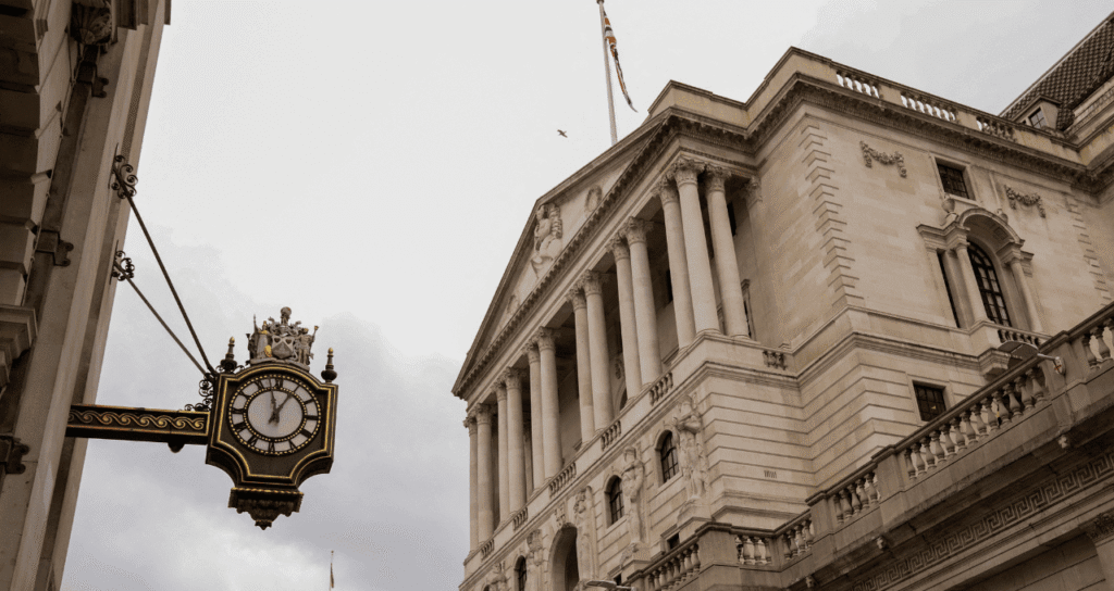 Banco da Inglaterra Reduz Taxa de Juros para 4,25% e Analisa Impacto das Tarifas no Crescimento Econômico