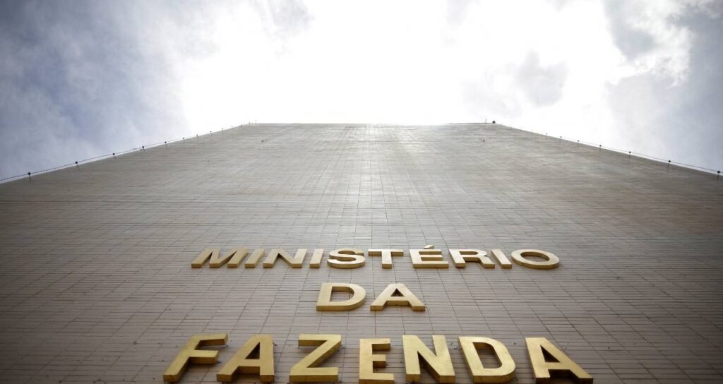 Ministério da Fazenda prevê fortalecimento do PIB este ano com leve desaceleração em 2026