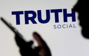 Criptomoeda salta mais de 25% após parceria entre Trump Media com Crypto.com — e o possível lançamento de um novo ETF