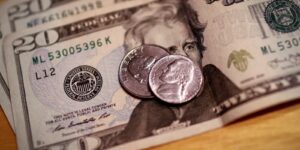 Dólar Atinge R$ 5,83 com Retaliação da China às Tarifas Implantadas por Trump