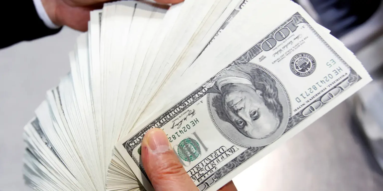 Dólar se aproxima de R$ 6 com nova taxa de 104% de Trump à China Dólar se aproxima de R$ 6 com nova taxa de 104% de Trump à China