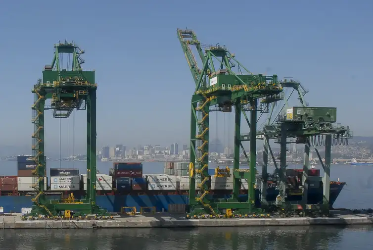 Atracação de navios no Caís do Porto do Rio de Janeiro, guindaste, container.