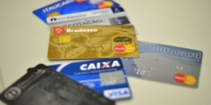 Taxa de Juros do Cartão de Crédito Rotativo Atinge 445% ao Ano