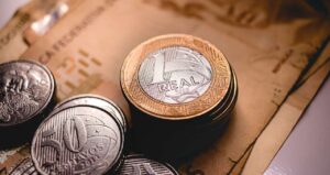 Moody’s Alerta para Cautela na Concessão de Crédito Devido a Juros Altos e Endividamento Elevado em 2025