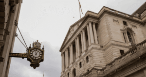 Banco da Inglaterra Reduz Taxa de Juros para 4,25% e Analisa Impacto das Tarifas no Crescimento Econômico