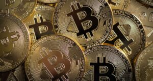 Bitcoin atinge US$ 108 mil novamente; Confira os preços das criptomoedas deste domingo