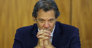 Haddad Afirma que Tarifa de 50% para o Brasil é Insustentável Economicamente e Politicamente
